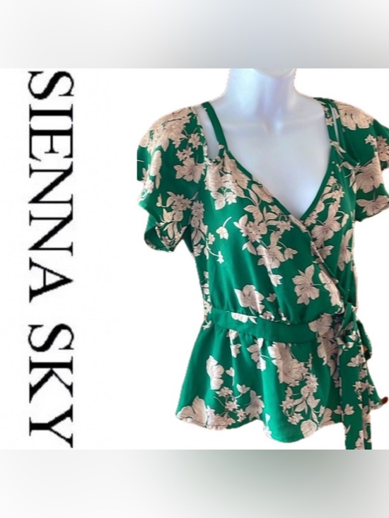 Sienna Sky Tops - Green Floral Crop Top 💚🌼